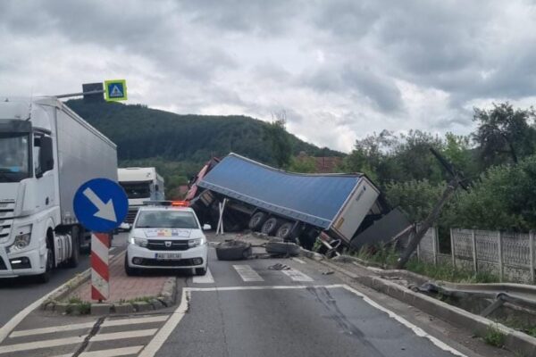 ACCIDENT deosebit de grav în Ciucea. Un tir s-a răsturnat pe marginea drumului