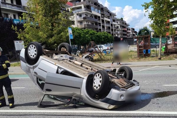 Accident pe strada Bună Ziua din Cluj. O mașină s-a răsturnat