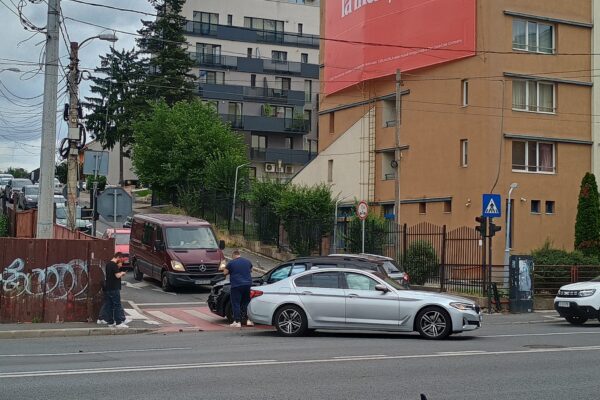 Două accidente într-o zi pe o stradă intens circulată din Cluj-Napoca – FOTO EXCLUSIV