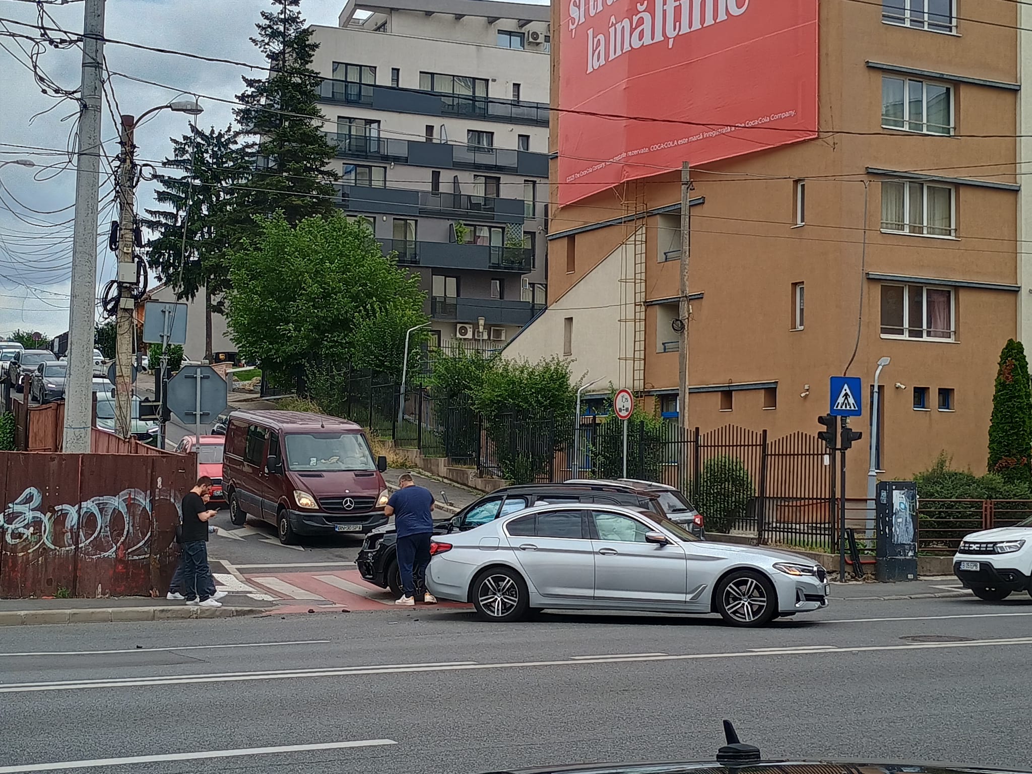 Două accidente într-o zi pe o stradă intens circulată