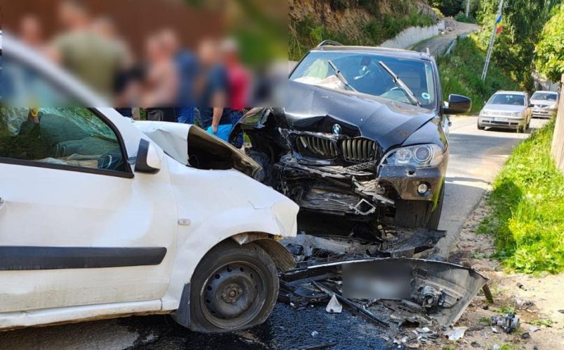 Două mașini s-au făcut praf într-un accident la Valea Ierii