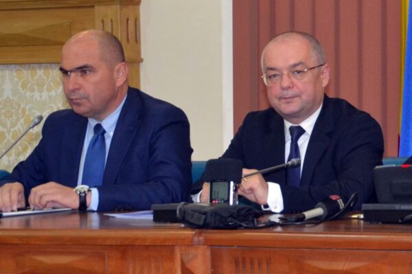Emil Boc îl sfidează pe Bolojan. A cerut un raport pentru a plăti în continuare sporul pentru ”grașii” din Primăria Cluj Napoca