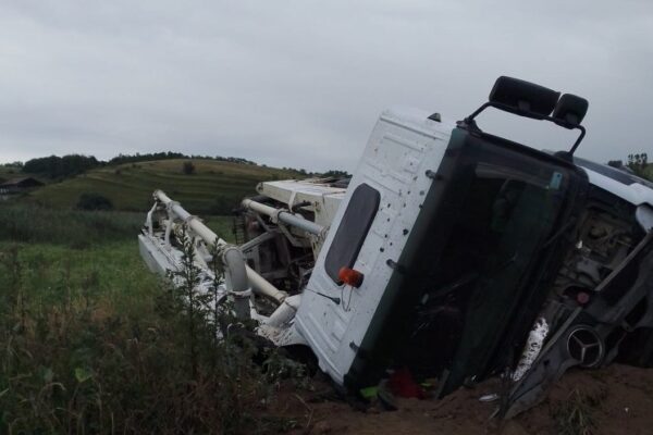 S-a răsturnat cu camionul pe un drum din Cluj și a ajuns la spital