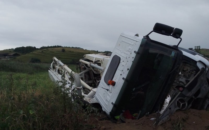 S-a răsturnat cu camionul pe un drum din Cluj