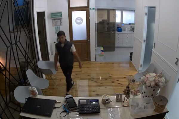 Hoț prins în flagrant în timp ce fura dintr-un cabinet stomatologic din Cluj-Napoca