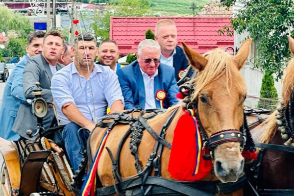 În timp ce țara arde, lideri PSD Cluj se plimbă cu căruța pe la diferite șușe comunale și petrec ca lăutarii
