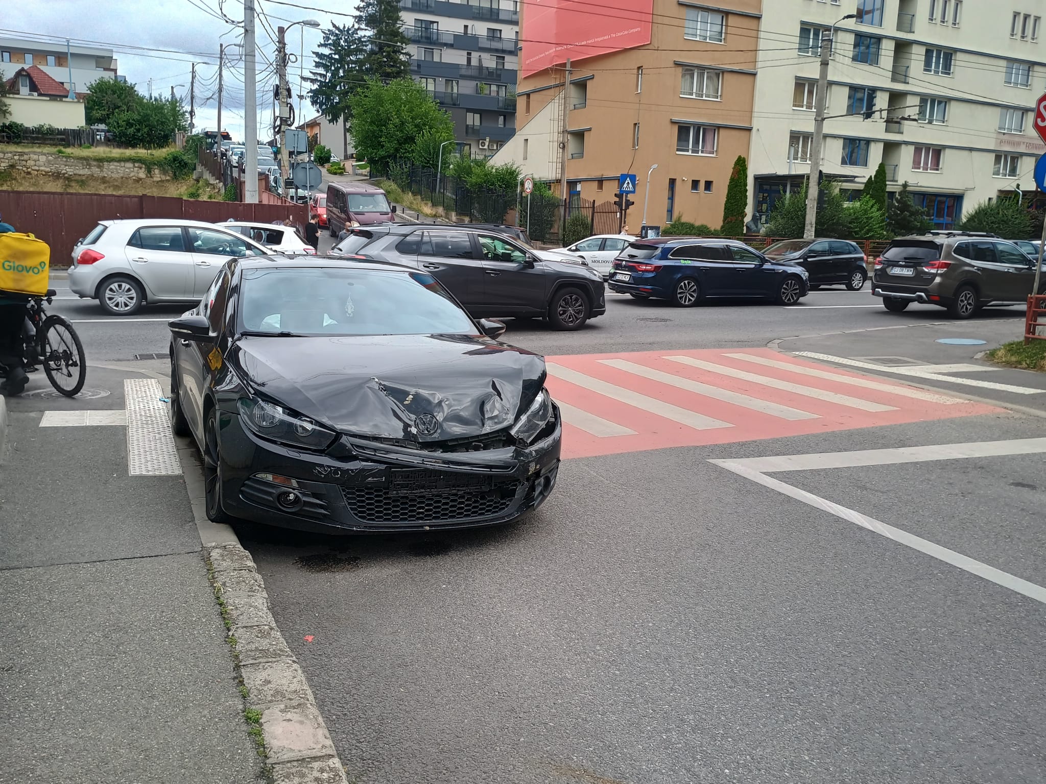 Autoturismul distrus în urma accidentului de vineri dimineața, 18 iulie, pe strada Teodor Mihali