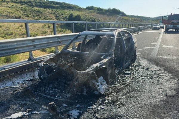 Mașină făcută scrum pe Autostrada A3. Au intervenit pompierii