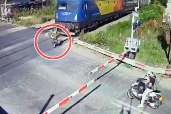 Momentul în care o femeie este lovită de tren. Polițiștii trag un serios semnal de alarmă: ”nu este de glumă”