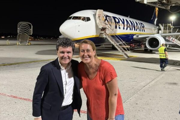 Președintele României zboară cu low cost. Nicușor Dan fotografiat luni seara într-o ipostază interesantă