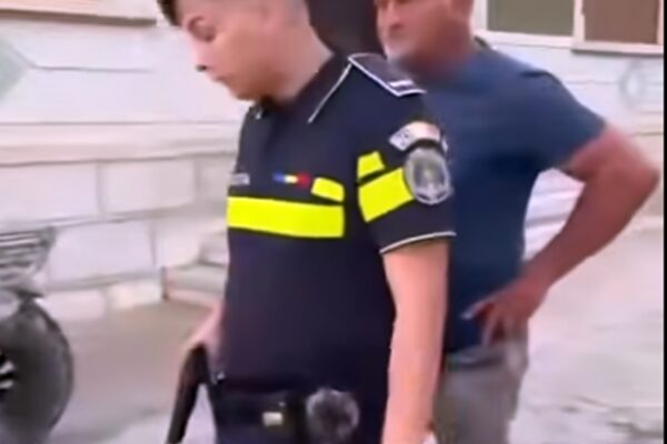 Incident deosebit de grav cu un polițist atacat de localnici. Așa se întâmplă când Poliția Română scoate pe străzi oameni fără experiență
