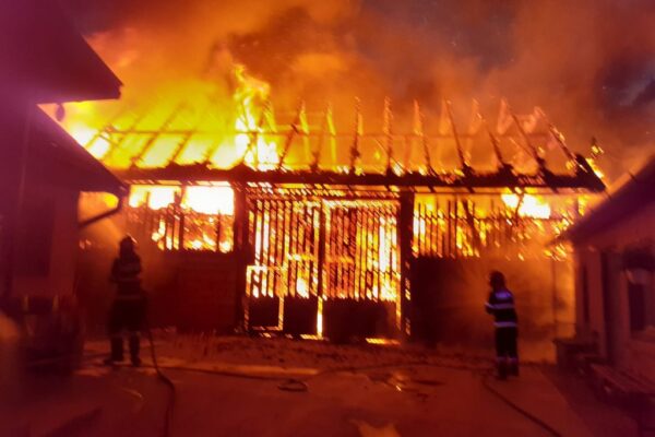 Pompierii s-au luptat eroic 8 ore cu un incendiu violent într-o comună din Cluj
