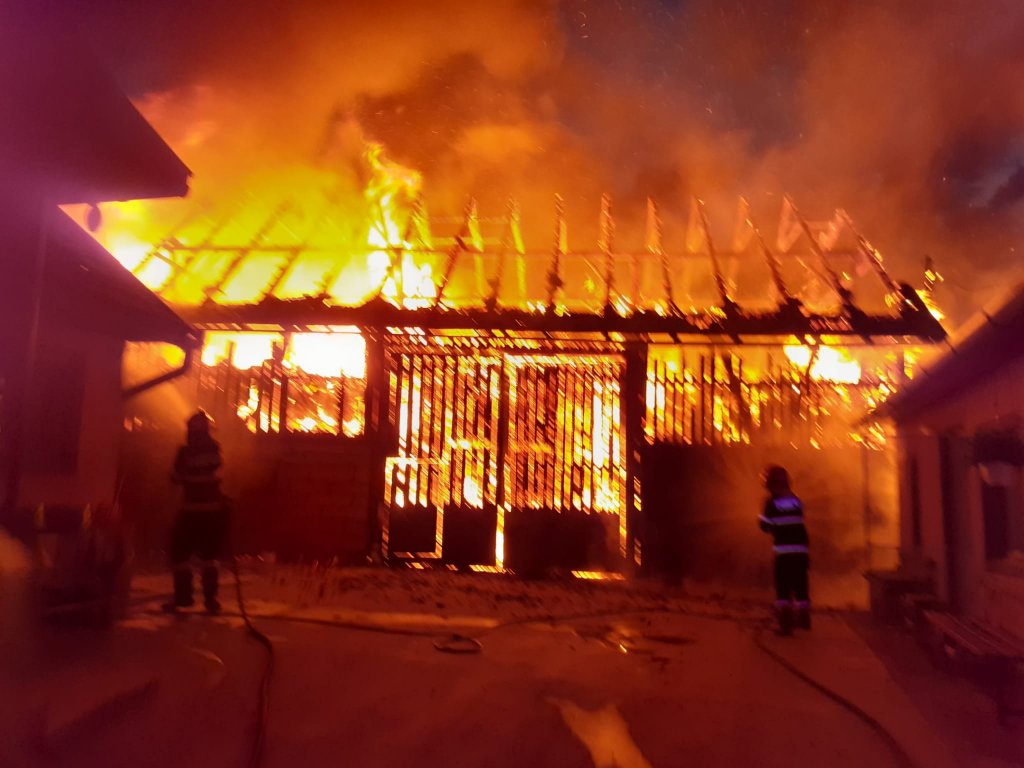 Pompierii s-au luptat eroic 8 ore cu un incendiu violent