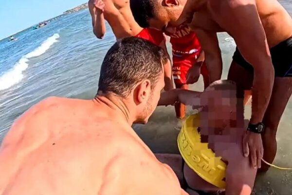 Bărbat salvat de la înec pe litoralul românesc de intervenția promptă a salvamarilor