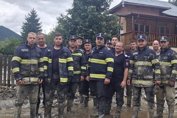 Pompierii sunt adevărații eroi de la Broșteni. Inclusiv cei 15 militari din Cluj