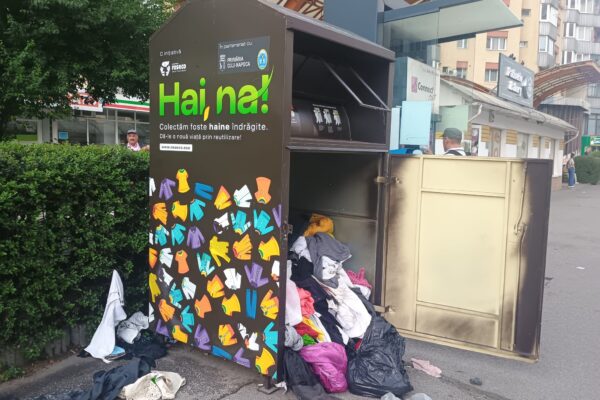 Nesimțire mare la Cluj. Cutiile de colectare haine sunt vandalizate de oamenii străzi