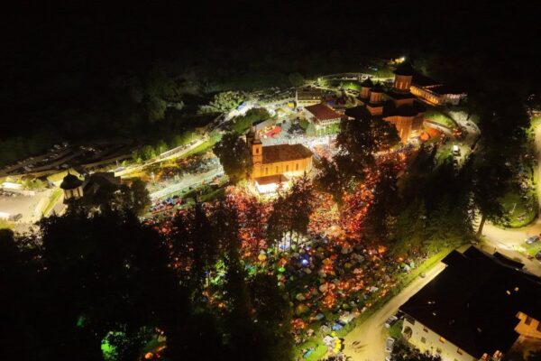 Mii de pelerini la Mănăstirea Nicula! Imagini inedite din dronă!