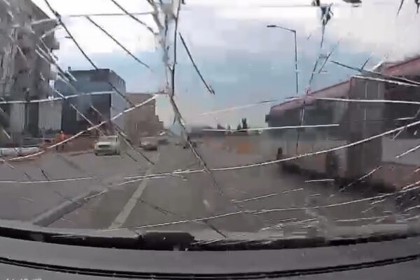 EXCLUSIV – Bărbat lovit în plin de o mașină în Florești, după ce a traversat strada neregulamentar. Neatenția face victime!