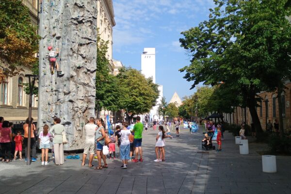 Sute de clujeni s-au distrat la „Străzi Deschise” pe pietonalele Universității și Kogălniceanu!