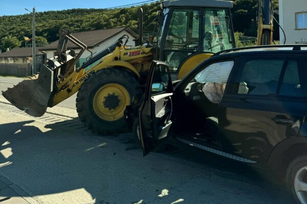 Accident la Sălicea, Cluj. I-a ieșit un buldodexacavator în față