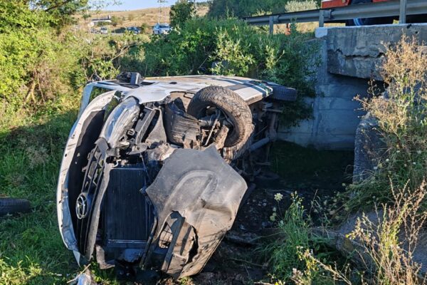 Accident pe DN 1, între Cluj și Oradea. A ”băgat” piciorul în accelerație până a ajuns pe fundul unui pârâu