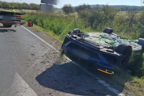 ACCIDENT GRAV la ieșire din Cluj-Napoca spre Feleacu. O mașină a ajuns cu roțile în sus