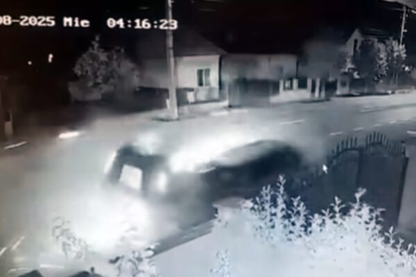 Camerele de supraveghere din Gilău au surprins un grav accident de circulație. Cât de idiot să fii să conduci cu o asemenea viteză