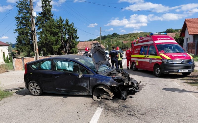 Mașină făcută praf după ce a intrat într-un cap de pod