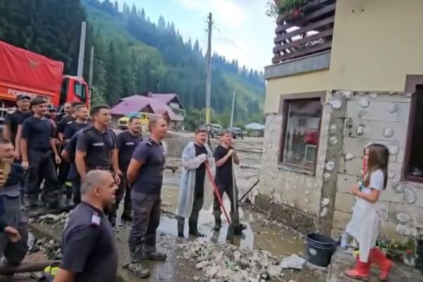 Ania, fetița cu cizme roz. Sărbătorită de pompierii care lucrau în marea de noroi, de la Broșteni