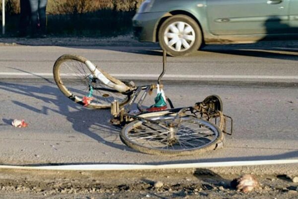 Biciclist lovit de o mașină pe o stradă din Gherla
