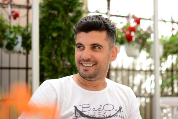 Actorul Bob Rădulescu îl ironizează pe „baronul local” Alin Tișe: „APT pentru pușcărie”