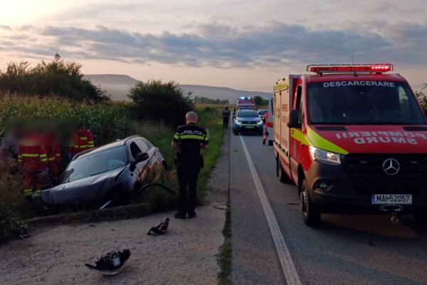 Accident grav la Cluj. Au intrat cu mașina într-un cap de pod