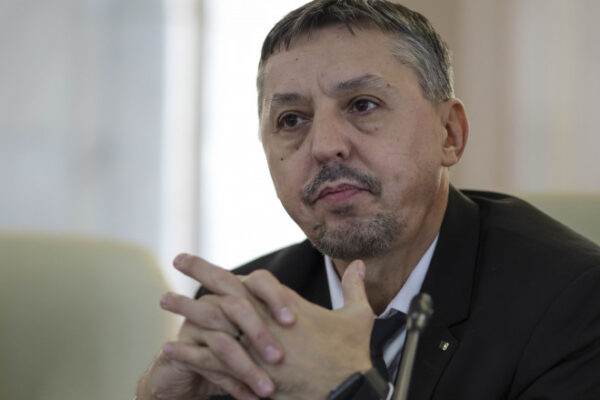 În plin scandal al burselor, ministrul Daniel David derapează față de un student
