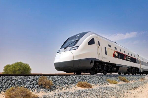 Arabii construiesc un tren de mare viteză prin deșert. La români, totul pare imposibil