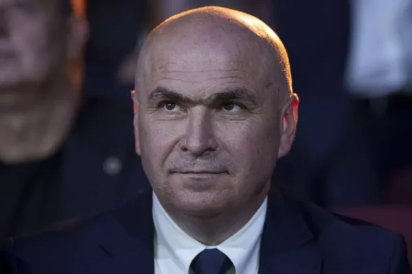 Și la Bihor, Bolojan a cumpărat microbuze școlare la preț aproape dublu. Acum se joacă de-a reforma pe nervii românilor