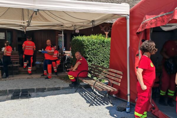 Sute de persoane au avut nevoie de îngrijiri medicale la Nicula. Un copil s-a pierdut de bunică, dar a fost găsit rapid de jandarmi