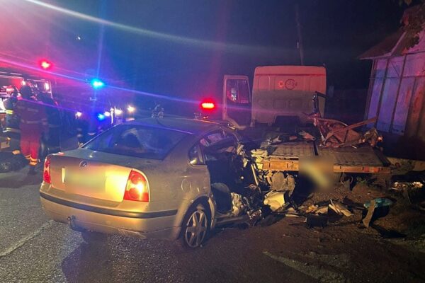 Accident tragic la Rugășești: Un bărbat a murit după ce mașina sa a lovit o autoplatformă parcată