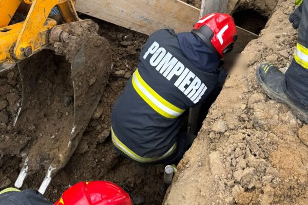 Viața unui clujean salvată în ultima clipă de pompierii militari. A fost surprins sub un mal de pământ