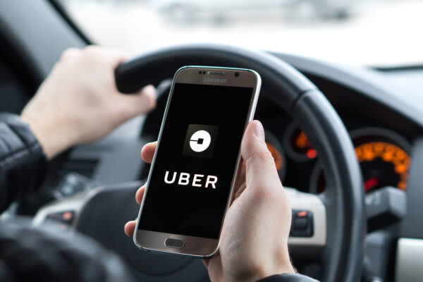 Sute de șoferi de Bolt și Uber au fost prinși fără contract de muncă la Cluj. Au fost amendați drastic