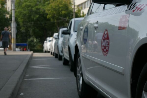 Clujenii sunt oameni comozi. O clientă a luat taxi pentru o cursă de 400 de metri în centrul Clujului