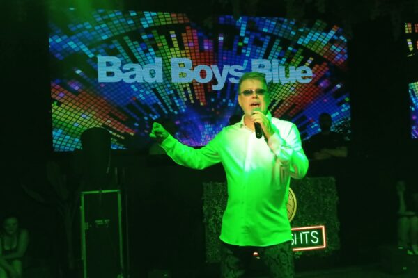 Clujenii știu să se distreze. Solistul german din Bad Boys Blue a făcut senzație într-un club clujean – VIDEO