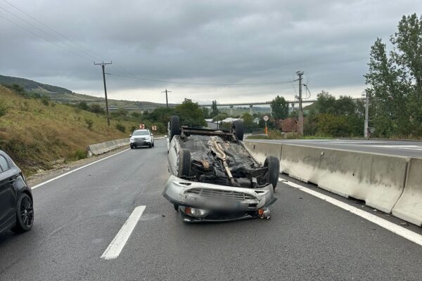 Un șofer s-a răsturnat cu mașina pe DN1 – E60 din Vâlcele