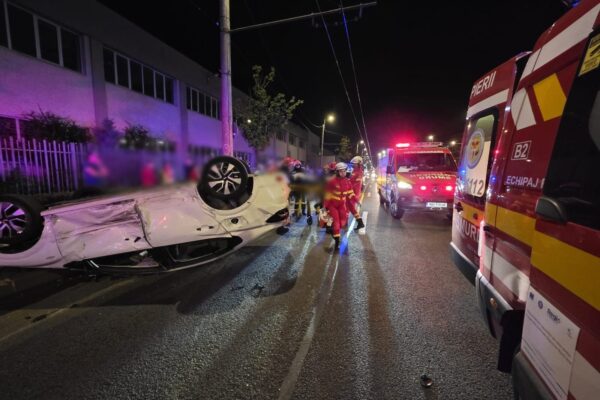 Mașină răsturnată în Cluj-Napoca, pe strada Traian Vuia. Un tânăr a ajuns la spital