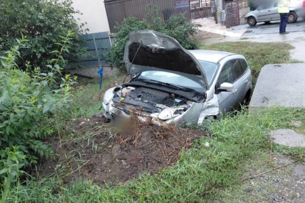 O șoferiță a ajuns cu mașina într-un șanț din Apahida. A fost transportată la spital