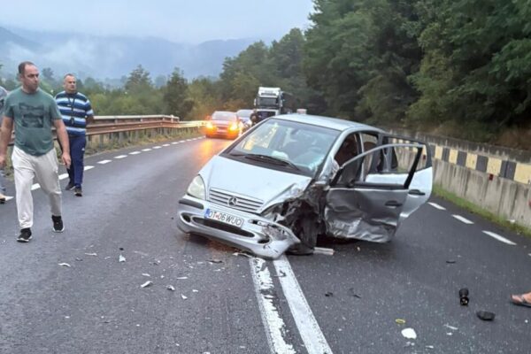 ACCIDENT între un tir și un autoturism la Bucea. Traficul este blocat