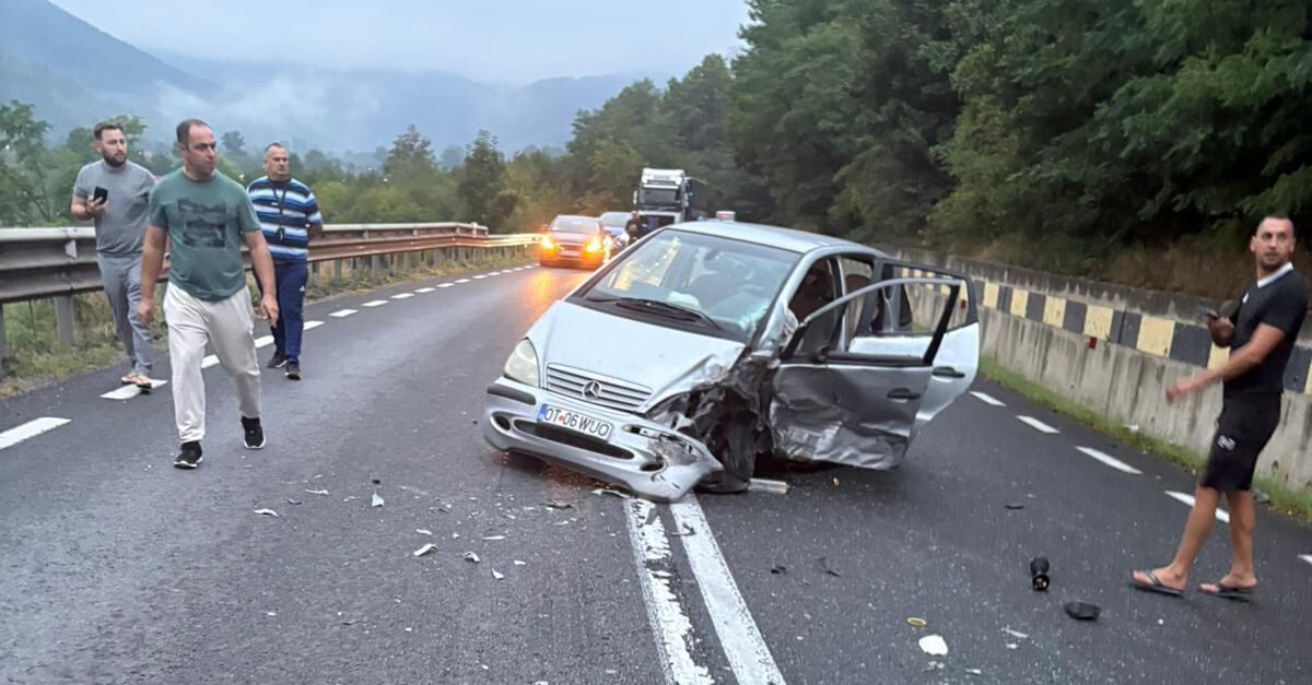 ACCIDENT între un tir și un autoturism la Bucea