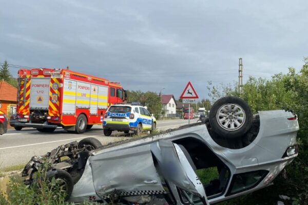 S-a răsturnat cu taxiul într-o localitate din Cluj. Șoferul a ajuns la spital