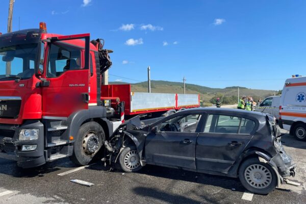 Accident grav la Mera, Cluj. Șoferul de 43 de ani a fost intubat