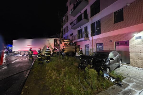Un tir a rupt un stâlp de electricitate și a distrus două mașini pe Oașului și s-a oprit într-un bloc
