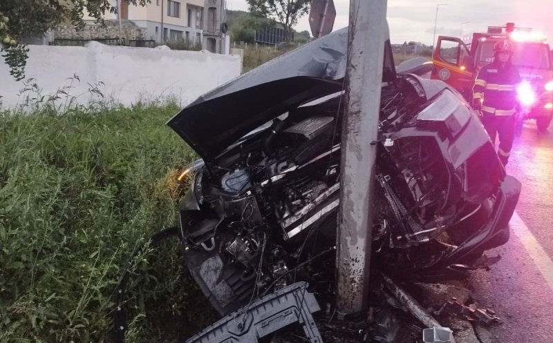 Un șofer s-a înfipt cu mașina într-un stâlp la Vâlcele